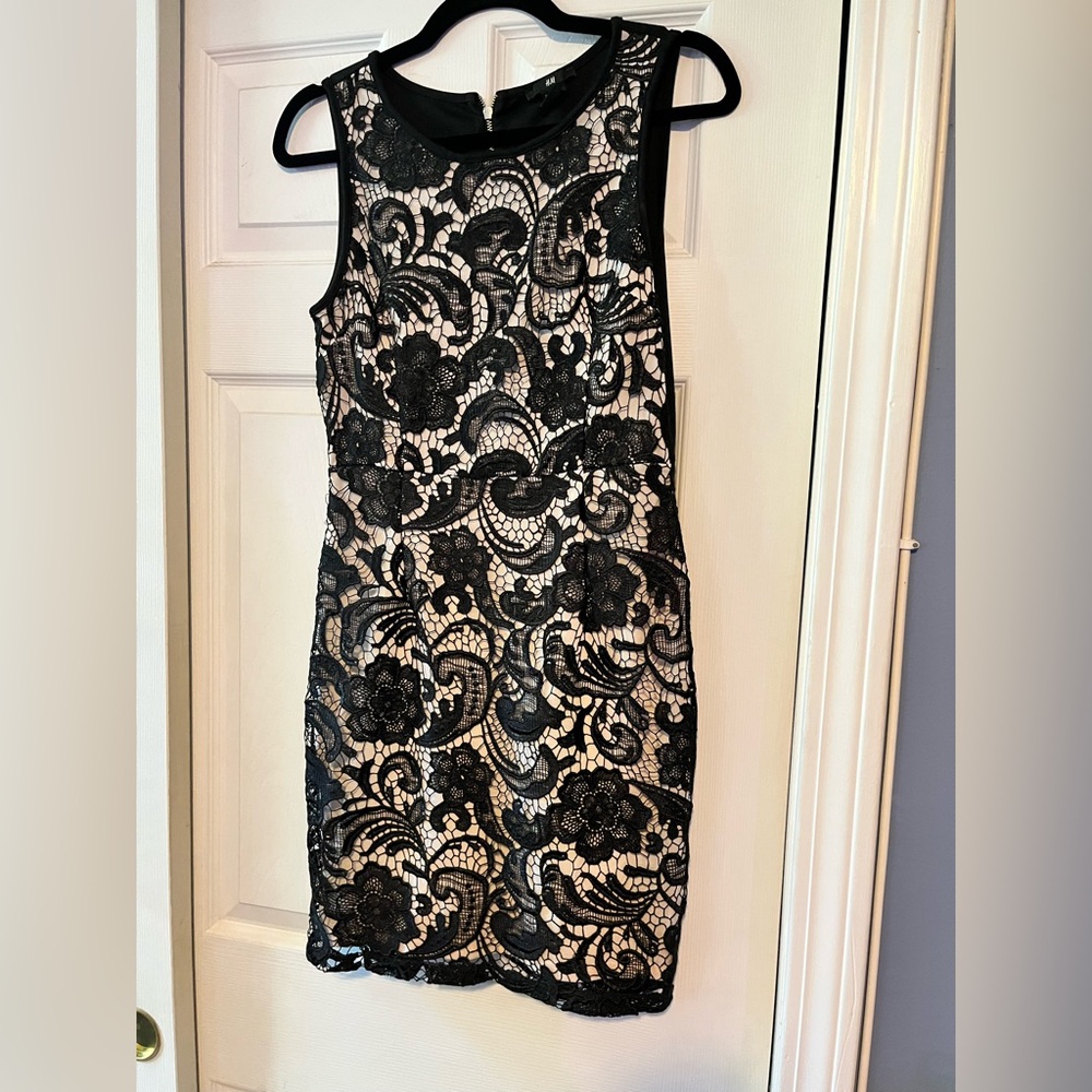 Black and cream lace sleeveless mini dress